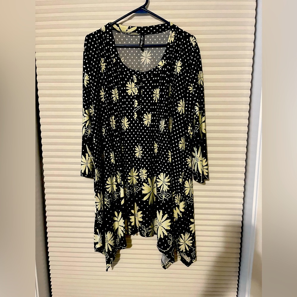 Pretty White Mark Size 2X black tunic with soft yellow flowers, 3/4 sleeves.